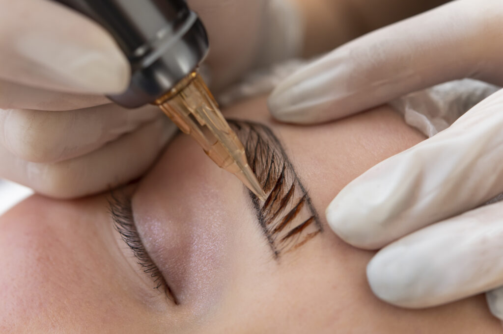 illustration d'une esthéticienne effectuant un maquillage semi permanent des sourcils