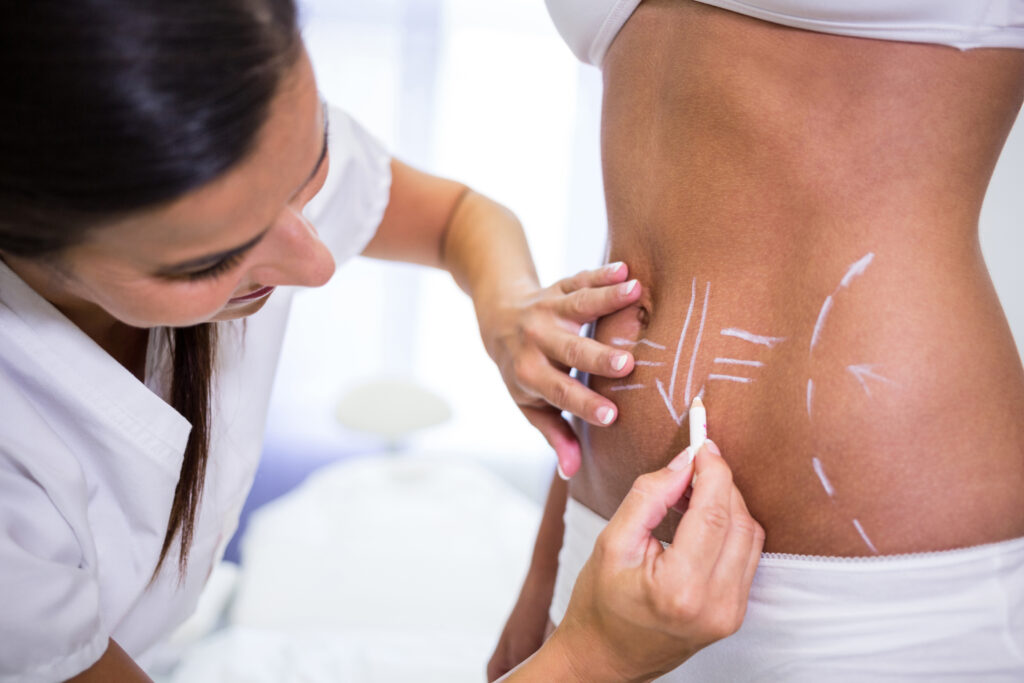 esthéticienne en formation lipocavitation sur modèle réel